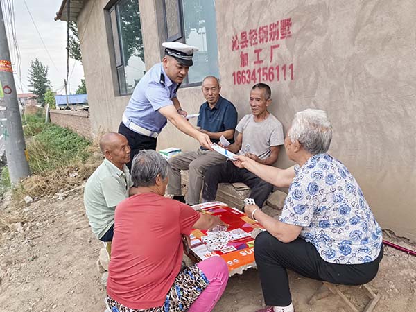 沁县交警：大喇叭传播夏季交通安全好声音 (2).jpg